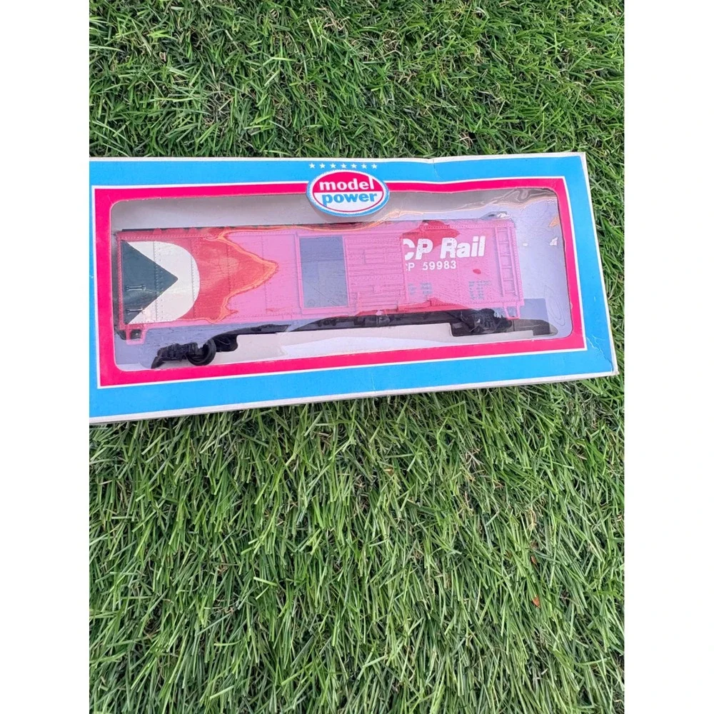 Model Power HO Scale CP Rail Sliding Door Boxcar 9010 Canadian Pacific 59983